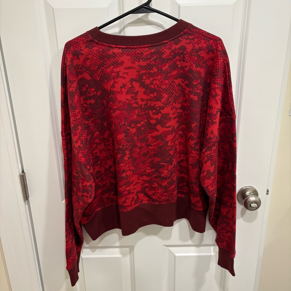 Under Armour Center Logo Red Camo Cropped Crewneck Sweatshirt Womens U.S. M - Picture 4 of 4
